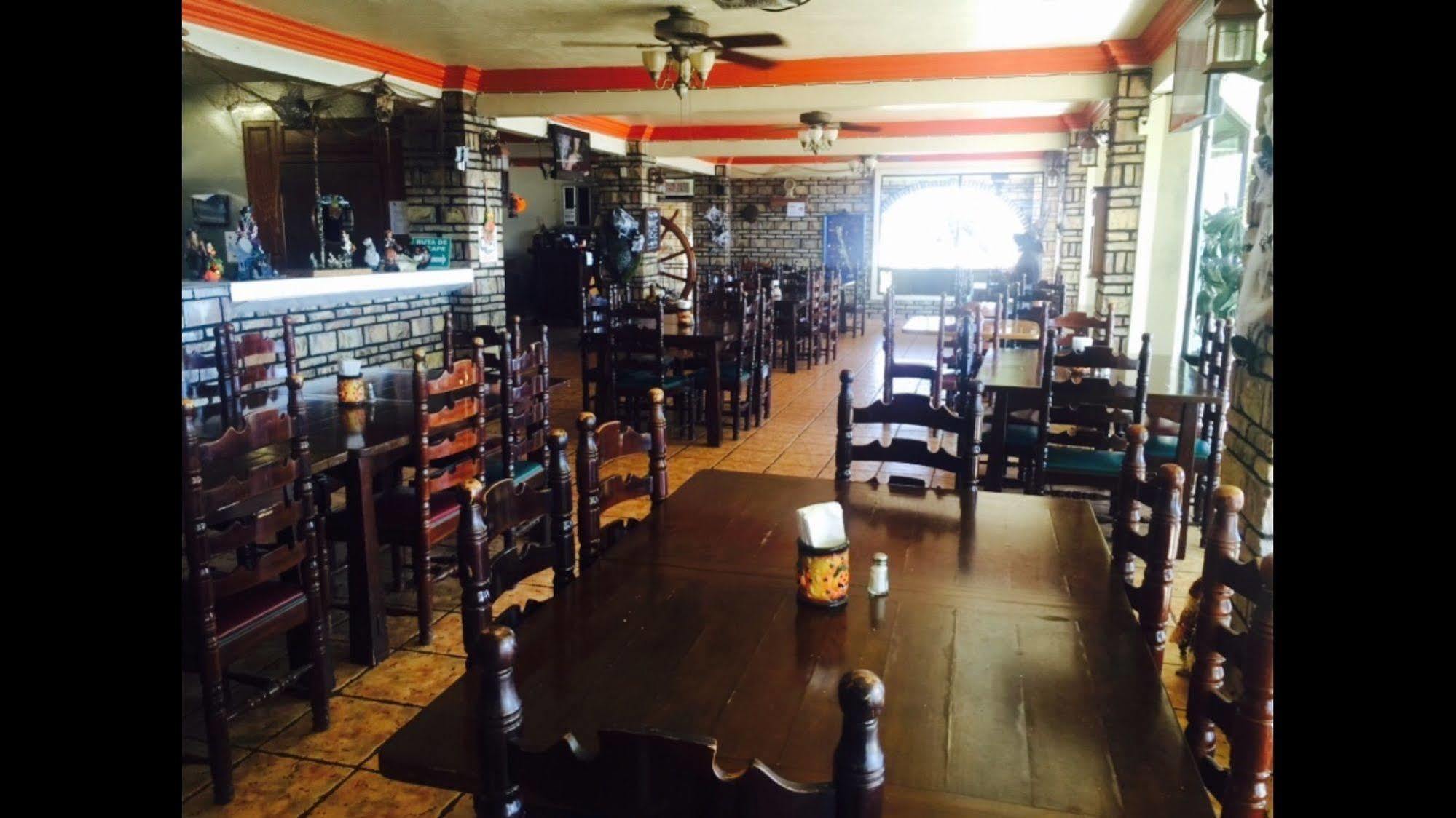 La Cueva Del Pirata Hotel กามาลู ภายนอก รูปภาพ